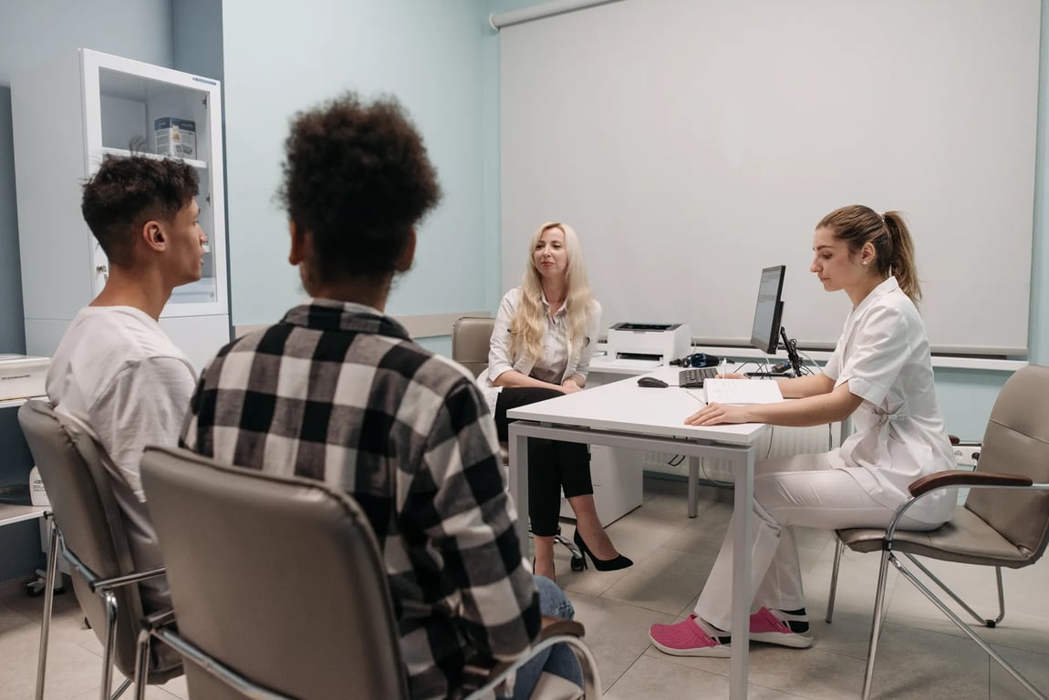 Klinisch gesprek tussen professionals, als beeld van de scholing en uitwisseling waarmee CELEVT kennis over vroeg trauma in de praktijk brengt.